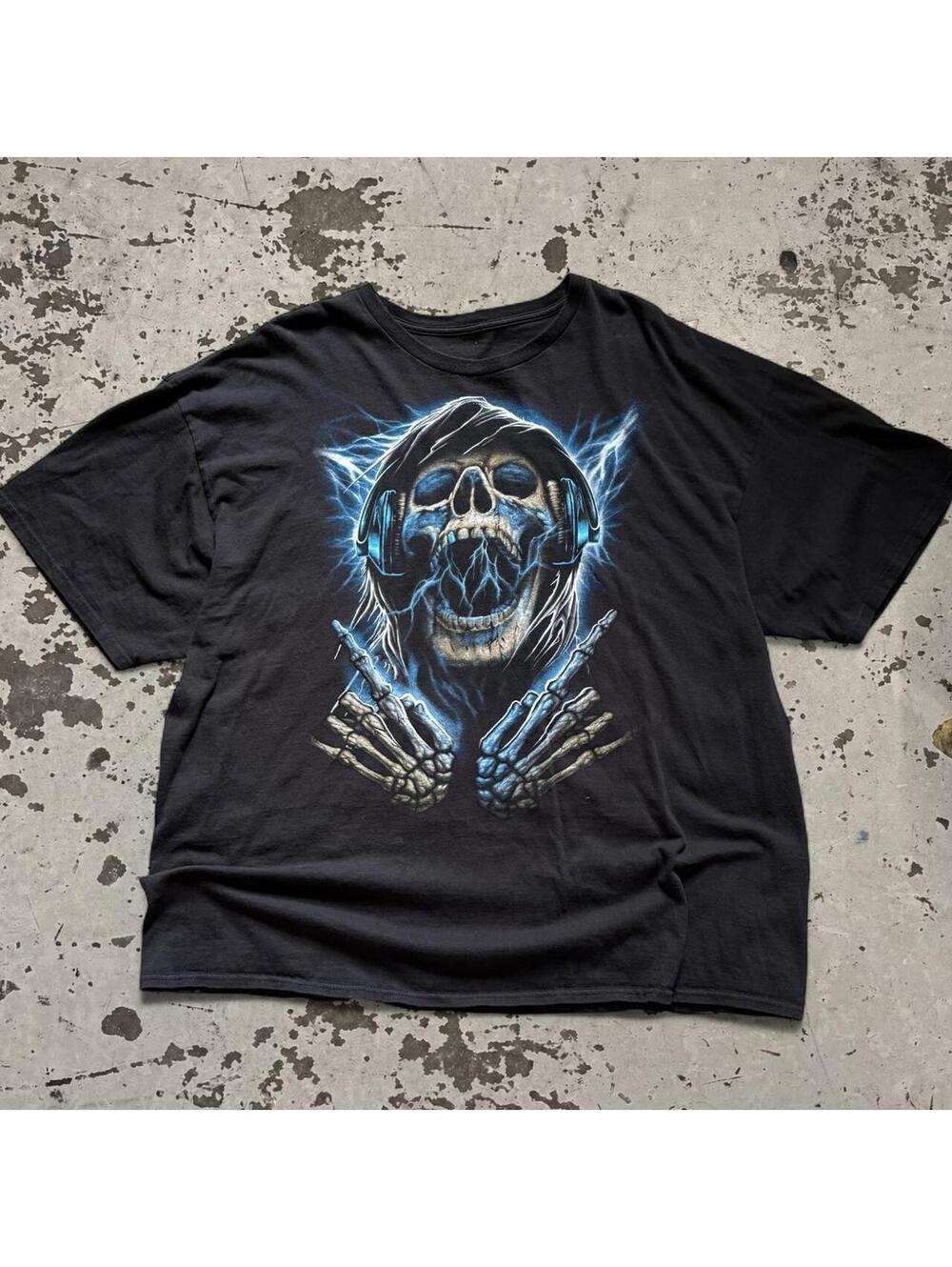 Crazy fire grunge Y2K graphic skull tee. Great condition.